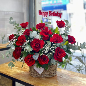 Giỏ hoa hồng đỏ Ecuador 14 bông mix baby tặng sinh nhật ý nghĩa 