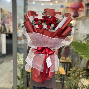 Bó hoa hồng đỏ mix lá bạc siêu dễ thương tặng bạn gái
