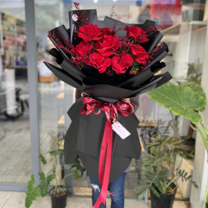 Bó hoa hồng đỏ Ecuador 8 bông mix sao tím tặng bạn gái sinh nhật ý nghĩa 