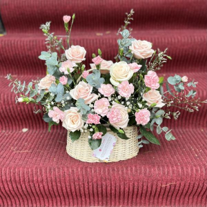 Giỏ hoa hồng kem mix cẩm chướng và lá tặng chúc mừng ý nghĩa
