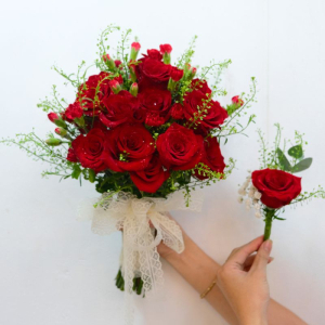 Hoa cưới cầm tay cô dâu : hoa hồng đỏ
