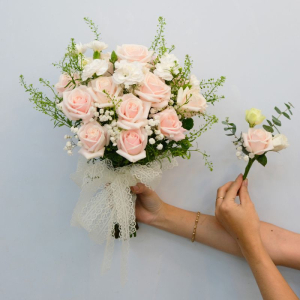 Bó hoa cưới cầm tay cô dâu : Hoa hồng kem mix cát tường và hoa baby trắng