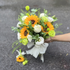 Bó hoa cưới cầm tay cô dâu : hướng dương mix cát tường và cúc pingpong