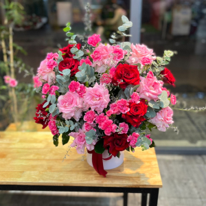 Hộp hoa tặng chúc mừng ý nghĩa : hồng lạc thần mix hồng đỏ và cẩm chướng