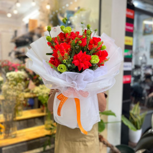 Bó hoa chúc mừng sinh nhật đẹp và ý nghĩa : hồng đỏ ớt mix cát tường xanh