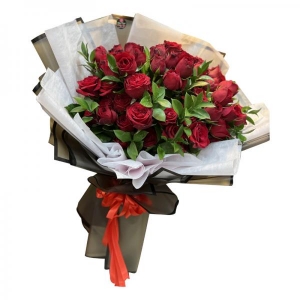 Bó hoa hồng đỏ ohara 50 bông phối giấy đen nơ đỏ