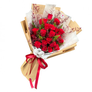 Bó hoa hồng đỏ chồng sinh nhật - Tặng chồng một món quà sinh nhật có gì tuyệt vời hơn là một bó hoa hồng đỏ tươi rực đầy ý nghĩa. Đó là lời chúc mừng sinh nhật chân thành đến từ bạn dành tặng cho người bạn đời yêu quý. Hãy tới với chúng tôi và chọn cho mình một bó hoa đẹp nhất để tặng cho chồng trong ngày đặc biệt của anh ấy.