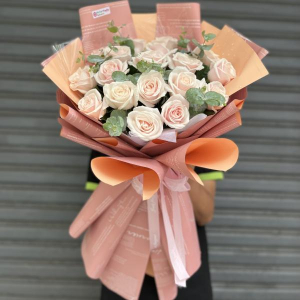 Bó hoa hồng kem 18 bông tặng sinh nhật bạn gái