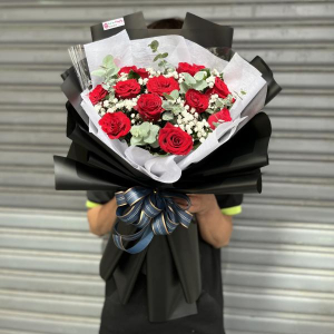Bó hoa hồng đỏ 12 bông mix baby trắng nơ xanh tặng sinh nhật