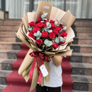 Bó hồng đỏ Mina 18 bông mix lá bạc - tặng sinh nhật bạn gái