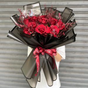 Bó hoa hồng đỏ Ecuado mix sao tím thích hợp tặng sinh nhật người yêu