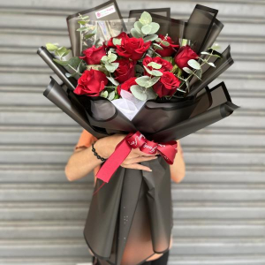 Hoa chúc mừng sinh nhật người yêu - Bó hoa hồng đỏ 10 bông mix lá bạc 