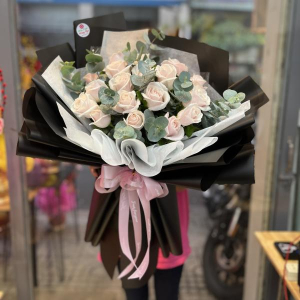 Bó hoa hồng kem 18 bông mix lá bạc tặng sinh nhật bạn gái