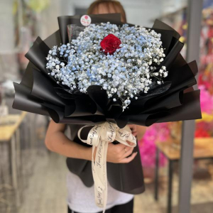 Bó hoa baby xanh, một bông hồng đỏ tặng sinh nhật bạn gái