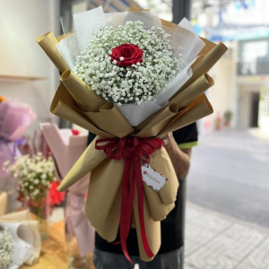 Bó hoa baby trắng 1 bông hồng đỏ giấy gói xi măng tặng Valentine's day