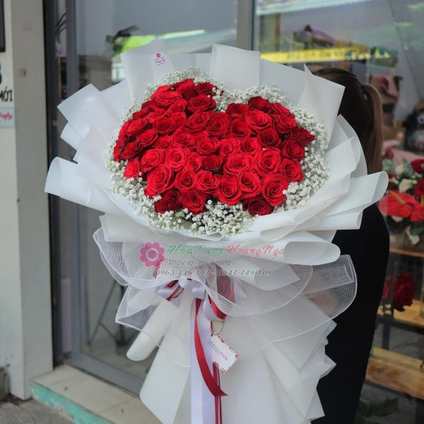 Bó hoa hồng đỏ hình trái tim 50 bông mix baby tặng sinh nhật ý nghĩa  3