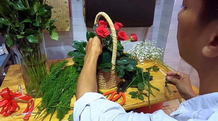 7 bước hướng dẫn cắm giỏ hoa hồng đỏ đơn giản đẹp ngay tại nhà 2110687097