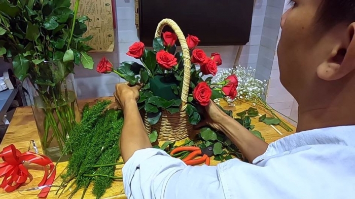 7 bước hướng dẫn cắm giỏ hoa hồng đỏ đơn giản đẹp ngay tại nhà 2110687097