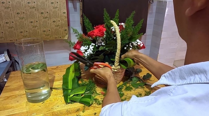7 bước hướng dẫn cắm giỏ hoa hồng đỏ đơn giản đẹp ngay tại nhà 2110687097