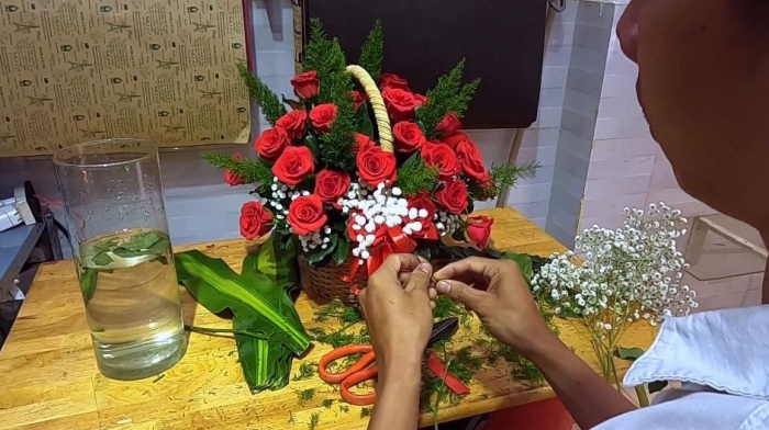 7 bước hướng dẫn cắm giỏ hoa hồng đỏ đơn giản đẹp ngay tại nhà 2110687097