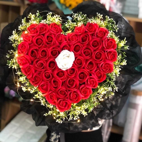 Hãy cùng ngắm nhìn bó hoa hình trái tim đẹp đầy ý nghĩa và cảm xúc! Hình dáng trái tim được tạo hình bởi những bông hoa hồng đỏ đậm, thể hiện sự tình yêu sâu đậm và nồng nàn mà không cần một từ nào.