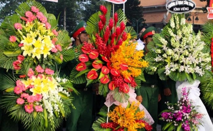 Chọn mua vòng hoa đám tang sui gia trang trọng phù hợp 1669058966