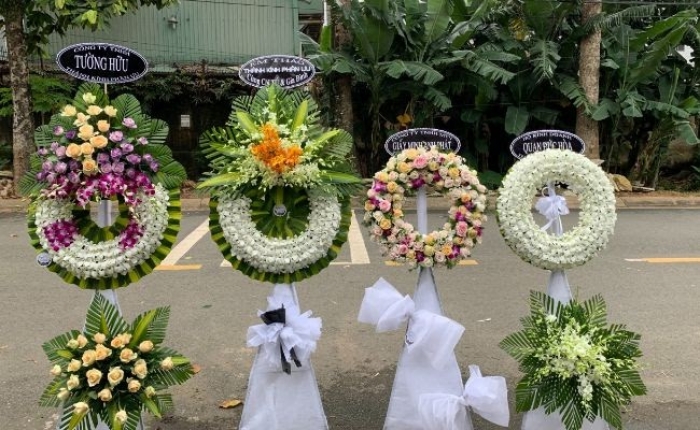 Chọn mua vòng hoa đám tang sui gia trang trọng phù hợp 1669058966