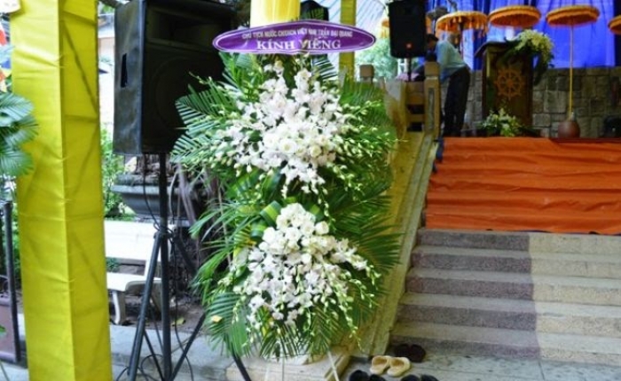 Chọn mua vòng hoa đám tang sui gia trang trọng phù hợp 1669058966