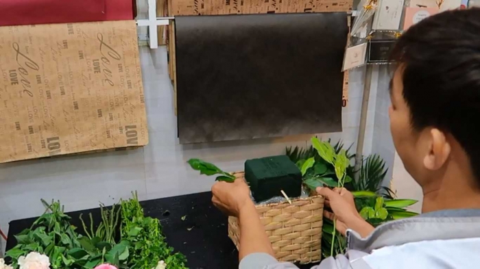 Hướng dẫn cắm giỏ hoa 1 mặt kiểu hiện đại 1914926032