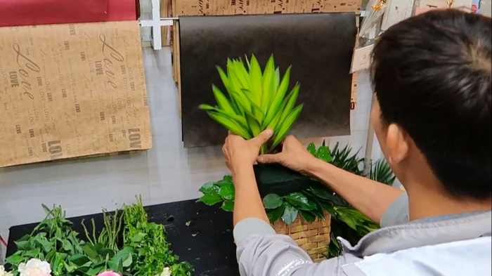 Hướng dẫn cắm giỏ hoa 1 mặt kiểu hiện đại 1914926032