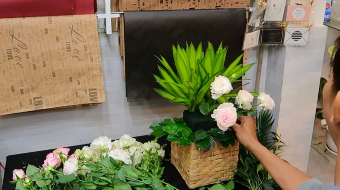 Hướng dẫn cắm giỏ hoa 1 mặt kiểu hiện đại 1914926032