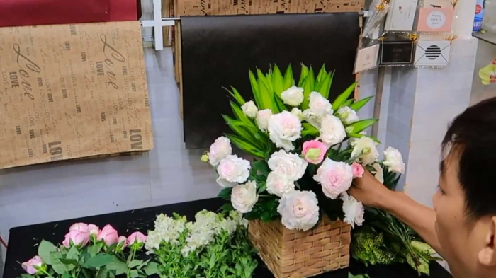 Hướng dẫn cắm giỏ hoa 1 mặt kiểu hiện đại 1914926032