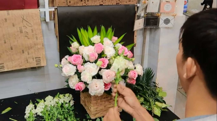 Hướng dẫn cắm giỏ hoa 1 mặt kiểu hiện đại 1914926032