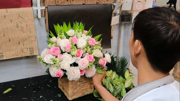 Hướng dẫn cắm giỏ hoa 1 mặt kiểu hiện đại 1914926032