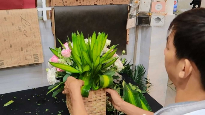 Hướng dẫn cắm giỏ hoa 1 mặt kiểu hiện đại 1914926032