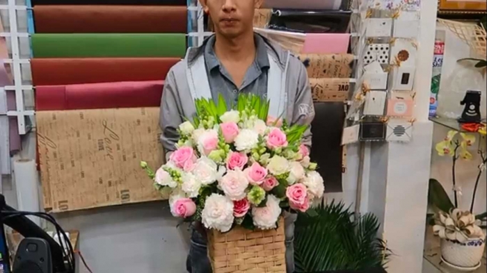 Hướng dẫn cắm giỏ hoa 1 mặt kiểu hiện đại 1914926032