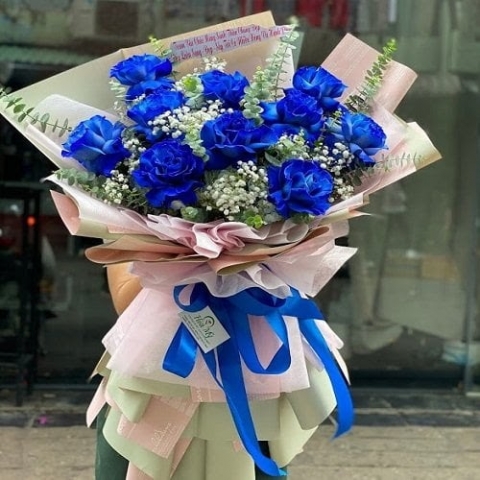 Những bông hoa hồng xanh được sắp đặt tinh tế trong bó hoa này mang đến ý nghĩa tình cảm rất đặc biệt. Nếu bạn muốn gửi tặng cho người yêu hoặc đối tác của mình một món quà đầy ý nghĩa, đây chắc chắn là một lựa chọn tuyệt vời.