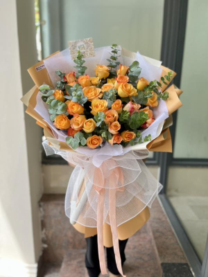 Bó hoa hồng cam mix lá bạc tặng chúc mừng 8/3 ý nghĩa