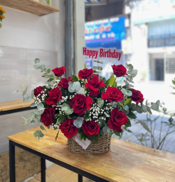 Giỏ hoa hồng đỏ Ecuador 14 bông mix baby tặng sinh nhật ý nghĩa  1