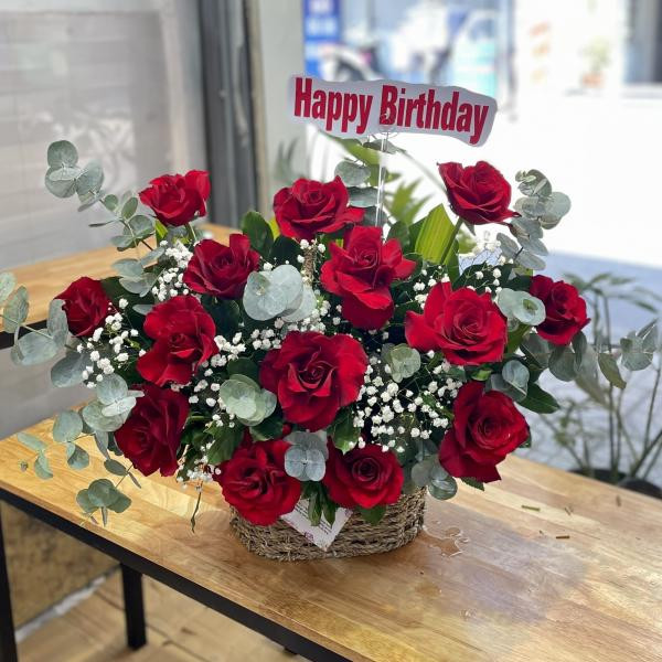 Giỏ hoa hồng đỏ Ecuador 14 bông mix baby tặng sinh nhật ý nghĩa  2