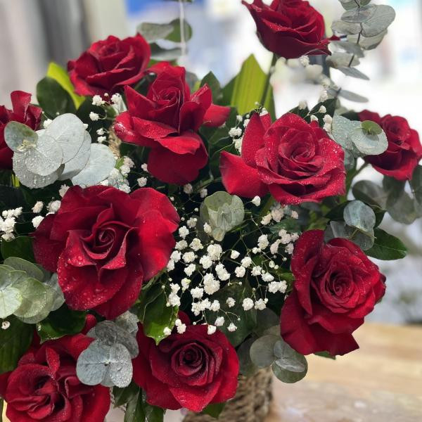 Giỏ hoa hồng đỏ Ecuador 14 bông mix baby tặng sinh nhật ý nghĩa  3