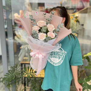 Bó hoa hồng kem 5 bông mix lá bạc tặng chúc mừng