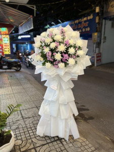 Lẵng hoa viếng đám ma cúc kim cương mix thạch thảo tím