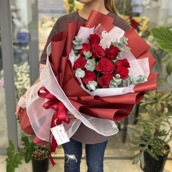 Bó hoa hồng đỏ mix lá bạc siêu dễ thương tặng bạn gái 1