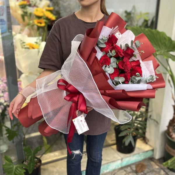 Bó hoa hồng đỏ mix lá bạc siêu dễ thương tặng bạn gái 2