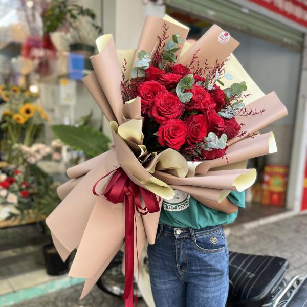 Bó hoa hồng đỏ Ecuador 15 bông mix lá bạc và sao tím tặng sinh nhật ý nghĩa 1