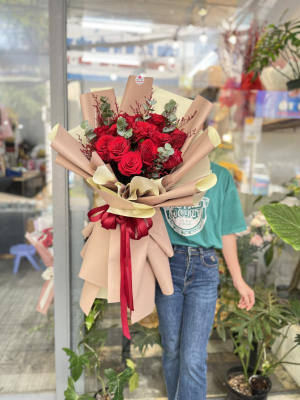 Bó hoa hồng đỏ Ecuador 15 bông mix lá bạc và sao tím tặng sinh nhật ý nghĩa