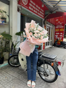 Bó hồng kem 13 bông mix baby trắng và lá phong cách hiện đại tặng sinh nhật