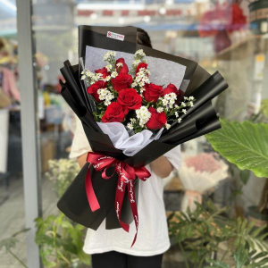 Bó hoa hồng đỏ 10 bông mix thạch thảo tặng sinh nhật bạn gái ý nghĩa