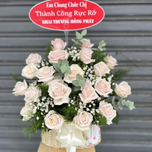 Giỏ hoa chúc mừng ý nghĩa hồng kem mix baby trắng